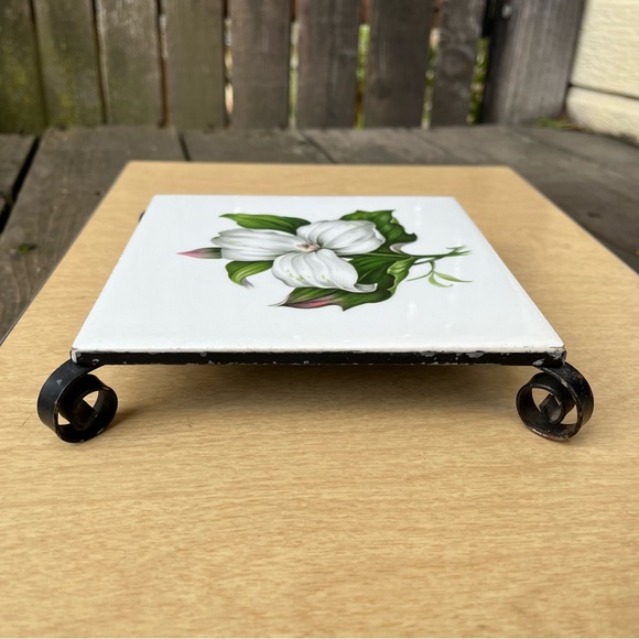 Vintage White Trillium Trivet - Picture 5 of 12